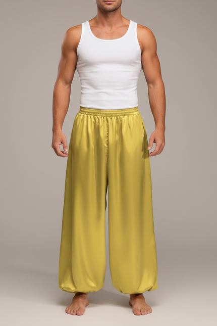 Pantalon Fluide Jaune Satiné Ample Homme Scène - Doré