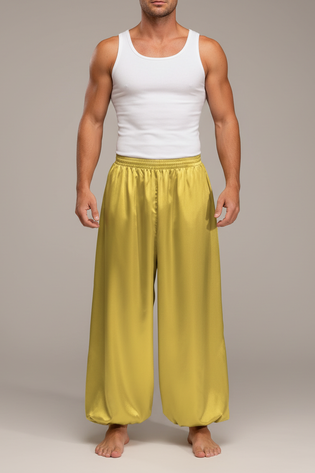 Pantalon Fluide Jaune Satiné Ample Homme Scène - Doré