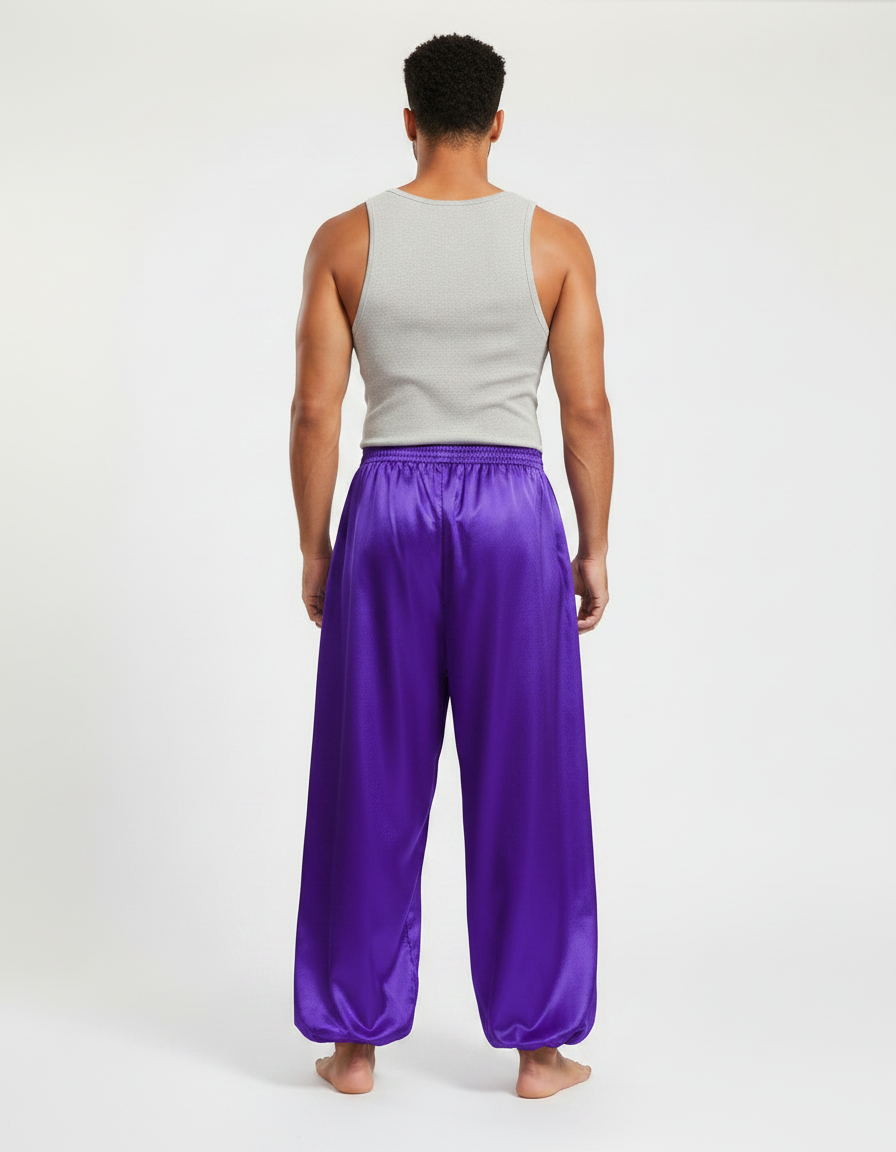 Pantalon Fluide Satiné Violet Ample Homme Scène - vue 2